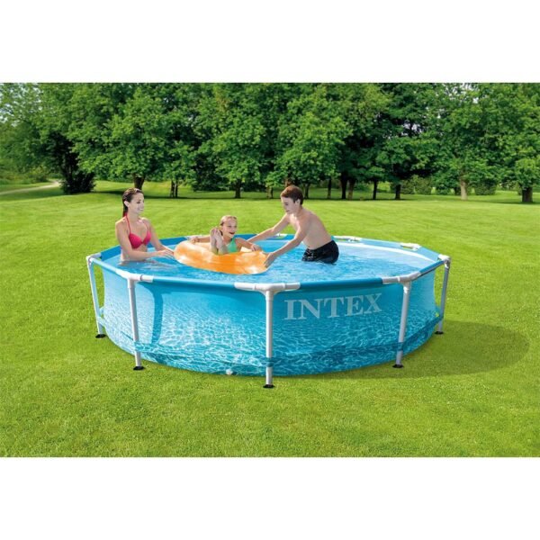 Piscina elevada de 10' x 30" con estructura de metal y bomba de filtrado junto a la playa